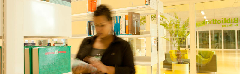 Eine schwarze Frau in der Bibliothek